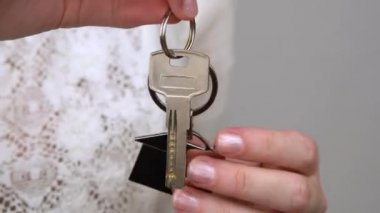 kadın el anahtarlık ev anahtarları closeup gayrimenkul satışı tutar