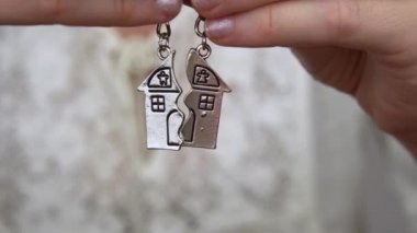 anahtarlık ev anahtarları evin ayrılığını gösterir. Boşanma altında mülkiyet bölümü kavramı. Mülkiyet bölümü kavramı.