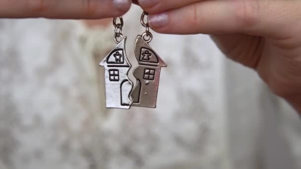 Chaves chaveiro casa demonstra separação da casa. Conceito de seção de propriedade em divórcio. Conceito de divisão de propriedade . — Vídeo de Stock