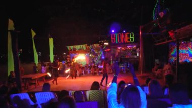 Tayland, Phi Phi Adası, 28 Eylül 2019: Turistler açık deniz planında bir yangın programı izleyip video çekiyorlar.