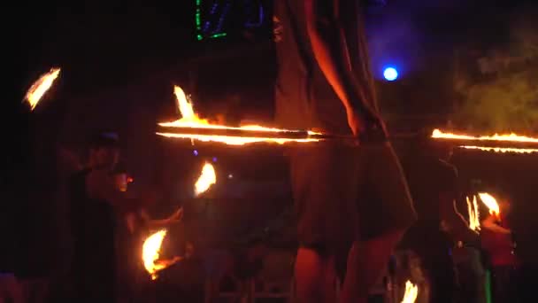 2019 년 9 월 28 일에 확인 함 . Thailand, Phi Phi Island, September 28, 2019: Fire show on open beach. 불타고 있는 막대기를 들고 있는 남자 — 비디오