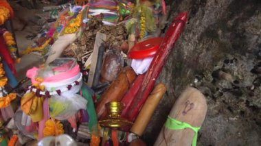 Tayland 'da Krabi' deki Güney Railay 'da Prenses Pranang' ın mağarasında farklı boyutlarda ve şekillerde tahta penisler bulunur. Turizm merkezi, ada eğlencesi ve bereket sembolü