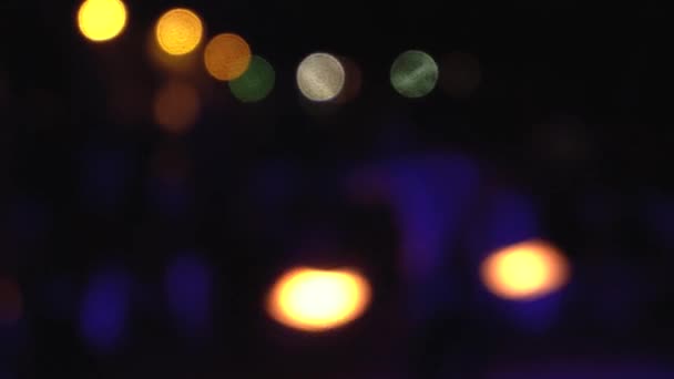 Spectacle de feu sur plage ouverte. silhouettes bokeh floues — Video