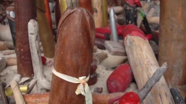 Tayland 'da Krabi' deki Güney Railay 'da Prenses Pranang' ın mağarasında farklı boyutlarda ve şekillerde tahta penisler bulunur. Turizm merkezi, ada eğlencesi ve bereket sembolü