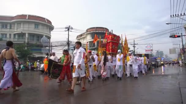 Tajlandia, Phuket, 7 października 2019: Doroczny Festiwal Wegetariański dziewięciu imperialnych bogów, procesja uliczna wzdłuż ulic miasta Phuket w pobliżu świątyni ludzi w białych szatach z rytualnym religijnym — Wideo stockowe