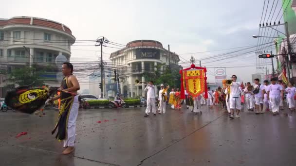 Tailandia, Phuket, 7 de octubre de 2019: Festival Vegetario Anual nueve dioses imperiales, procesión callejera a lo largo de las calles de la ciudad de Phuket, cerca de la gente del templo en ropas blancas con ritual religioso. — Vídeo de stock