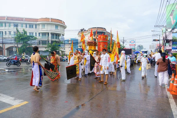 Tayland, Phuket, 7 Ekim 2019: Geleneksel Vejetaryen Festivali 9 imparatorluk tanrısı, Phuket kasabası caddeleri boyunca beyaz cüppeli ve dini ayinleri olan insanlar.