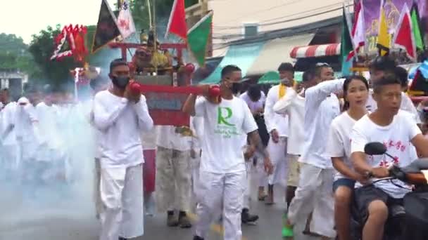 Thailand, Phuket, October 7, 2019: annual Vegetarian Festival nine imperial gods , street procession along the streets of Phuket town near the temple people in white robes with ritual religious — Stock Video