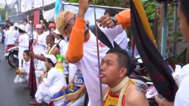Tayland, Phuket, 7 Ekim 2019: Yıllık Phuket Vejetaryen Festivali 'nde birçok metal örgü iğnesiyle delinmiş yanağı ve dili delinmiş Çinli bir adam