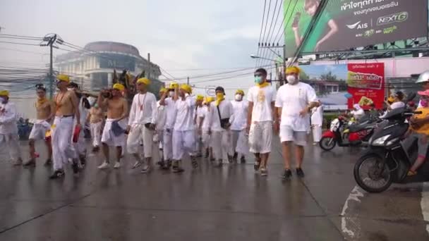 Tayland, Phuket, 7 Ekim 2019: Geleneksel Vejetaryen Festivali 9 imparatorluk tanrısı, Phuket kasabası caddeleri boyunca beyaz cüppeli ve dini ayinleri olan insanlar. — Stok video