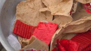 Tayland, Phuket, 7 Ekim 2019: Geleneksel Vejetaryen Festivali 9 imparatorluk tanrısı, Phuket şehir sokaklarında geçit töreni kırmızı kestane fişekleri. Yoldan geçenlerin elini tut.