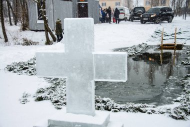 Buz delikli önünde çapraz. İçinde buz vyrabany. Delik bir haç şeklinde. Daha önce banyo rite. Epiphany dini bayram. Ukrayna. Belogorodka. 18 Ocak 2018