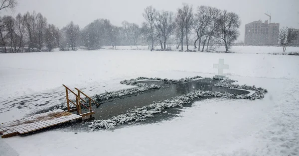 Льду Сверлят Крест Лестница Дерева Ведущего Воде Церемонии Купания Религиозный — стоковое фото