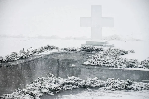 얼음을 얼음에 십자가 십자가의 형태로 깨달음의 휴일입니다 우크라이나 Bilogorodka 2018 스톡 사진