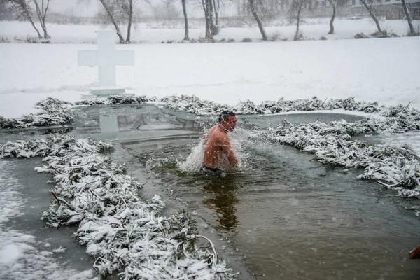 Orang Itu Diusir Dari Air Mandi Sebuah Hampa Melaksanakan Ritus — Stok Foto