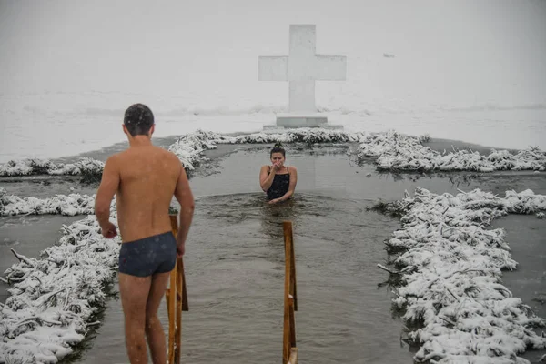 Женщина Ледяной Воде Ямы Форме Креста Проведение Обряда Освящения Воды — стоковое фото