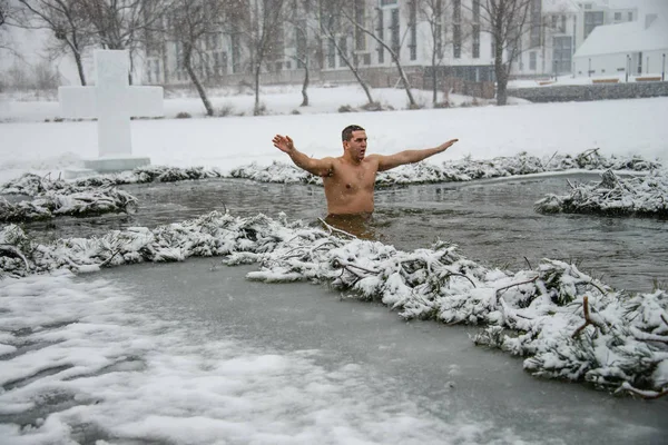 Мужчина Воде Протянутыми Руками Купаться Ледяной Яме Отверстия Кресте Льдом — стоковое фото