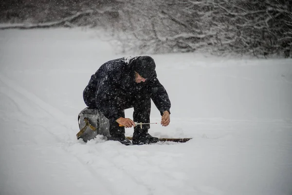 Pescador Pesca Invierno Cerca Del Agujero Hielo Nieve Cae Pescador — Foto de Stock