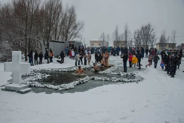 Massa Simning Hålet Fest Epiphany Dopp Isvak Genomför Ritualen Tvätt — Stockfoto