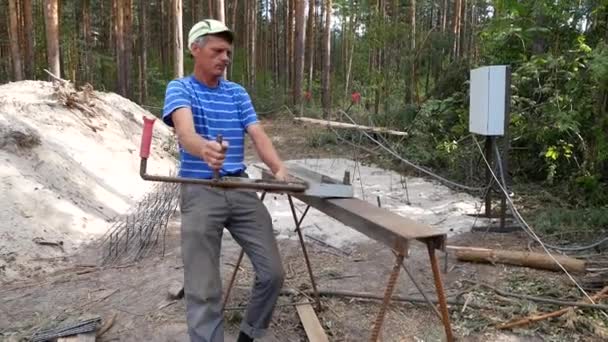 Munkavállaló Hajlik Rúd Házi Gépen Ember Hajlik Rúd Védőfegyverzet Van — Stock videók