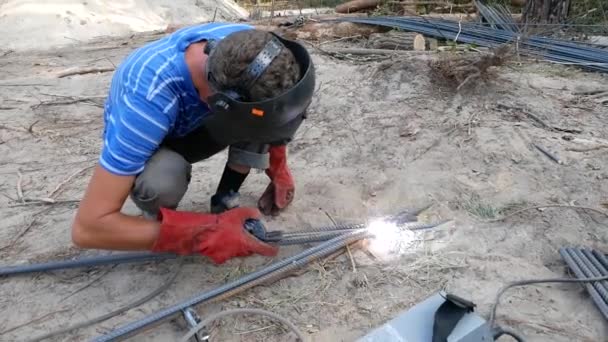 Svařování Železa Tvarovek Svářeč Podřepu Svary Tyčí Elektroda Elektrický Oblouk — Stock video