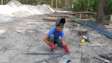 Bir kaynakçı çubuklar birlikte kaynak. Elektrot metal erir. Sparks çevresinde harap. Kaynak çubukları. Şehir, Kiev. Ukrayna. 15 Ağustos 2017