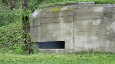 Makineli tüfek bir sığınak embrasure ile patladı. Nokta (uzun vadeli savunma noktası). . Savaş savunma pillbox kurulumu. 1941'de savunmanın dönüşü. Bilogorodka mı? Kiev. Ukrayna. Mayıs 08, 2019