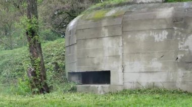 Makineli tüfek sığınağın embrasure ateş. Uzun vadeli savunma noktası. Savaş savunma pillbox kurulumu. 1941'de savunmanın dönüşü. Bilogorodka mı? Kiev. Ukrayna. Mayıs 08, 2019
