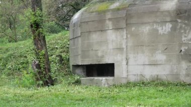 Sığınak embrasure ile bir makineli tüfek ile vuruldu. Nokta (uzun vadeli savunma noktası). Savaş savunma pillbox kurulumu. 1941'de savunmanın dönüşü. Bilogorodka mı? Kiev. Ukrayna. Mayıs 08, 2019