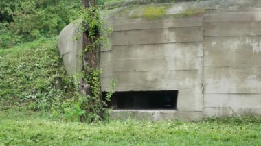 Nakış pillbox (uzun vadeli savunma noktası). Makineli tüfek bir embrasure Dot ile patladı. Savaş savunma pillbox kurulumu. 1941'de savunmanın dönüşü. Bilogorodka mı? Ukrayna. Mayıs 08, 2019