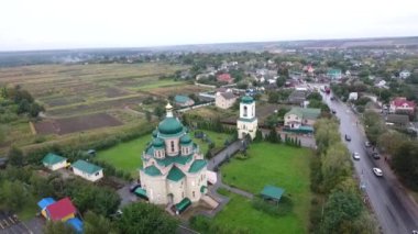 Kiliseyi yüksek bir yerden geç. Helikopter kilisenin kubbesinin üzerinde yavaşça uçuyor. Kilisenin çarmıhının genişliği. Cross Kilisesi. Kiev. Bilogorotka. 29.09./2018
