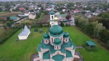 Bir kiliseyi kuş gözüyle vurmak. Helikopter yavaşça kilisenin kubbesinin üzerinden uçuyor. Kamera kilise arazisinde yüzüyor. Kilisenin çevresinde daireler çiziyor. Kiev. Bilogorotka. 29.09.2018