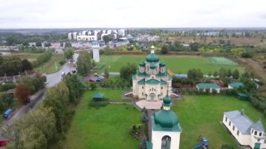 Yukarıdan çan kulesi olan bir kilise. İnsansız hava aracı kilisenin etrafında yavaşça uçuyor. Yukarıdaki kilisenin kubbesi. Kilisenin kubbesindeki haç büyüktür. Ukrayna. Bilogorotka. 09/08/2019