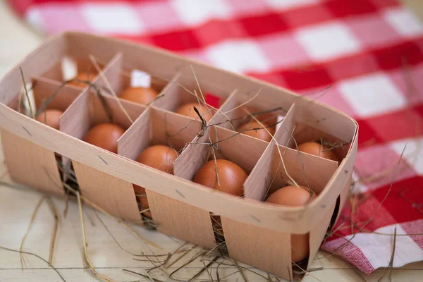 Gambar telur pedesaan dalam kotak. Makanan organik . — Foto Stok Gratis