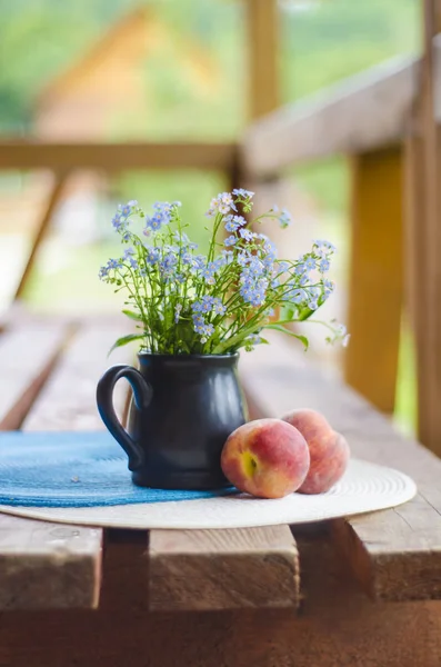 Nature Morte Aux Fleurs Sauvages Aux Pêches Fleurs Vase Avec — Photo