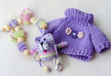 El yapımı çizgili el yapımı kedi. Çocuk oyuncağı..