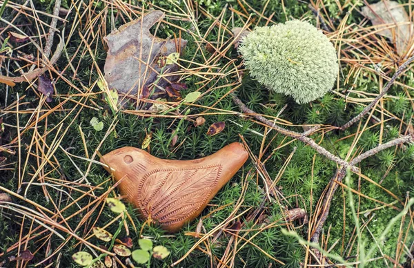 Ceramiczny Ptak Gwizdek Wykonany Ręcznie Czerwonej Gliny Moss Sphagnum Kwitnąca — Zdjęcie stockowe