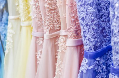 Askı üzerinde Abiye. Couture sanatı. Topları ve kutlamalar için elbiseler