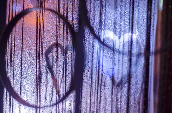 Photo Cœur Sur Fenêtre Brumeuse Avec Des Reflets Lumineux Photo — Photo