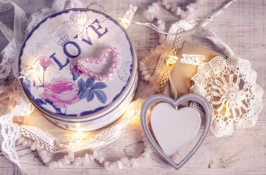 Mücevher kutusu çelenk ahşap bir zemin üzerine bir yazıt sevgilerle. Valenina, kadınlar günü, anneler günü gününün kavramı.