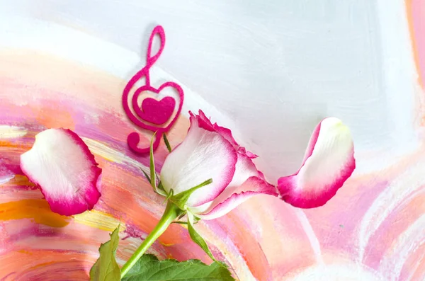 Rosa con cuore decorativo a forma di chiave di violino con feltro rosa . — Foto Stock