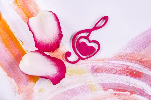 Rose with a decorative heart in the shape of a treble clef with pink felt. — Stock Photo, Image