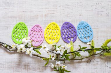 Meyve ağacının çiçekli dalları ile renkli keçe yapılmış Paskalya yumurtası.