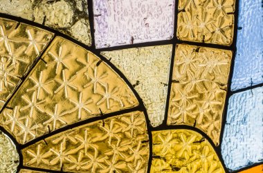 Kırmızı gül ile dikdörtgen ve yuvarlak vitray pencere. Soyut geometrik renkli arka plan.