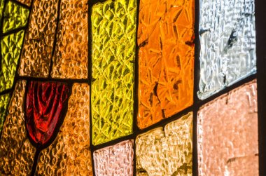 Kırmızı gül ile dikdörtgen ve yuvarlak vitray pencere. Soyut geometrik renkli arka plan.