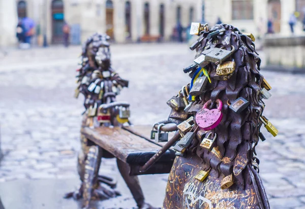 Banco com fechaduras na Praça do Mercado na cidade de Lviv Ucrânia . — Fotografia de Stock