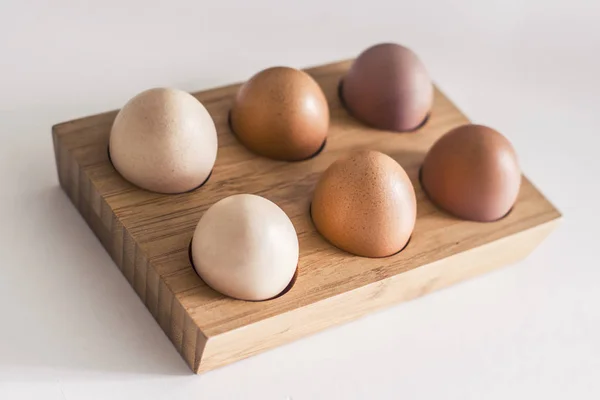 Tavuk yumurtası tablo ile ahşap sahibi — Stok fotoğraf