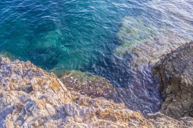 Deniz tabanında su yüzeyi ve kayaçtaşları