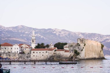 Budva körfezi. Ortaçağ kalesinin manzarası.