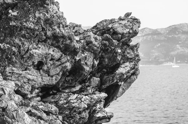 Каменная скала рядом с морем — стоковое фото